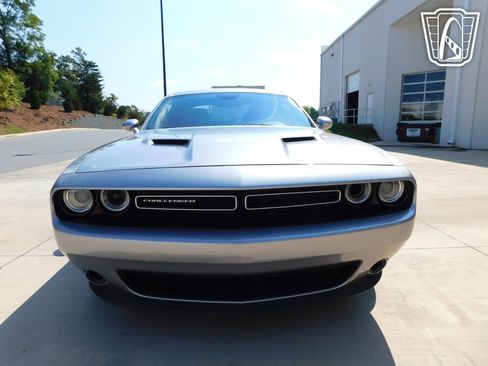 Used 2015 Dodge Challenger SXT w/ Driver Convenience Group RWD image 4