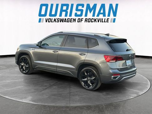 Used 2024 Volkswagen Taos SE w/ Panoramic Sunroof Package image 4