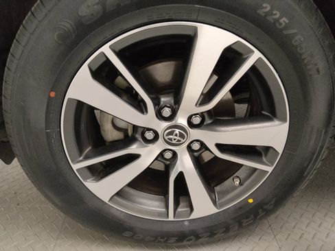 Used 2017 Toyota RAV4 XLE image 31