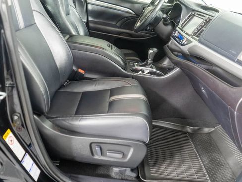 Used 2017 Toyota Highlander SE AWD/4WD image 8