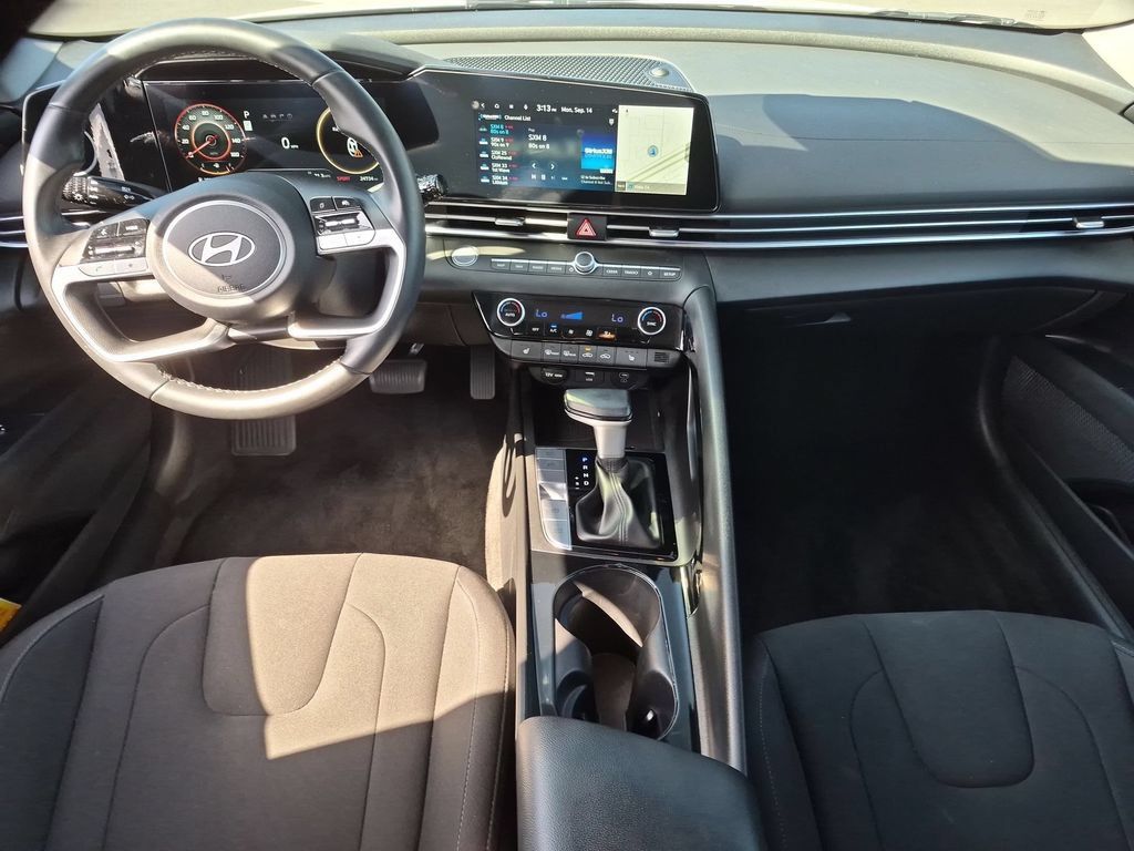 Used 2025 Hyundai Elantra SEL FWD image 26