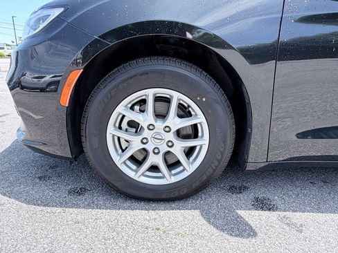 Used 2023 Chrysler Pacifica Touring-L image 32