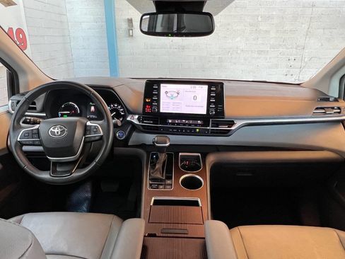 Used 2023 Toyota Sienna XLE image 4