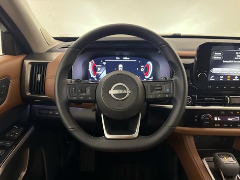 Certified 2024 Nissan Pathfinder Platinum FWD image 18