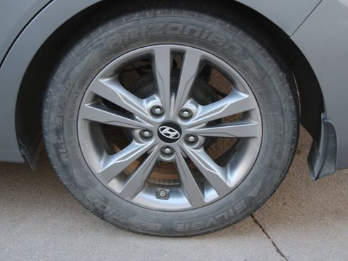 Used 2017 Hyundai Elantra SE image 26