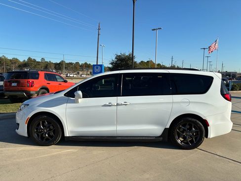 Used 2020 Chrysler Pacifica Touring-L Plus image 5