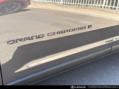 Used 2025 Jeep Grand Cherokee Altitude AWD/4WD image 8