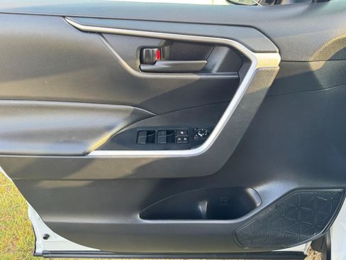 Used 2020 Toyota RAV4 LE FWD image 20