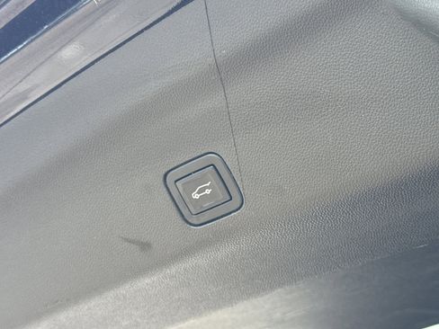 Used 2022 Cadillac Escalade ESV Premium Luxury Platinum w/ Heavy-Duty Trailer Package image 34