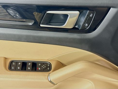 Certified 2023 Porsche Cayenne Coupe AWD/4WD image 11