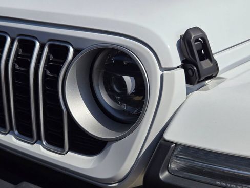Used 2025 Jeep Wrangler Unlimited Sahara AWD/4WD image 21