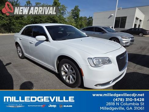 Used 2023 Chrysler 300 Touring RWD image 1
