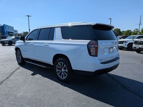 Used 2022 Chevrolet Suburban LT w/ LT Signature Package AWD/4WD image 5