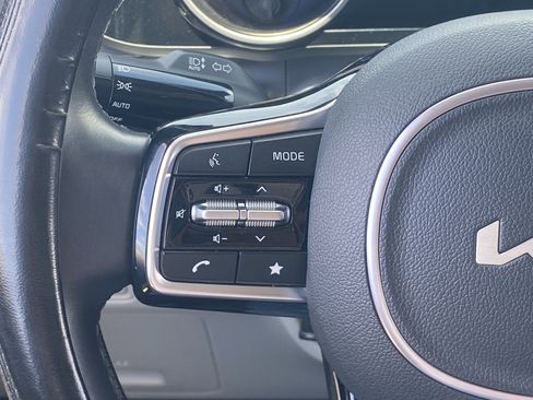 Used 2024 Kia Carnival EX FWD image 22