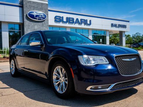 Used 2017 Chrysler 300 C RWD image 1