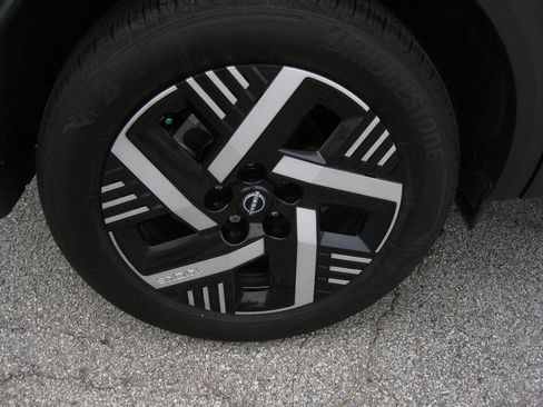 Used 2025 Nissan Kicks SV image 9