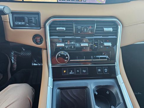 Used 2025 Nissan Armada Platinum Reserve image 34