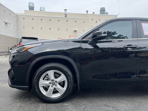Used 2024 Toyota Highlander LE AWD/4WD image 9
