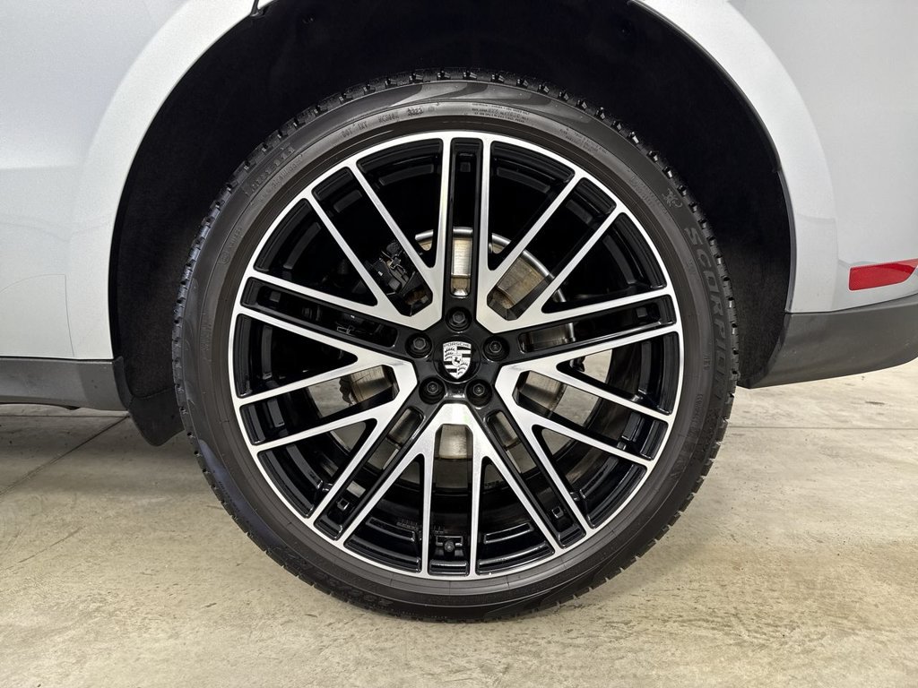 Certified 2024 Porsche Macan AWD/4WD image 14