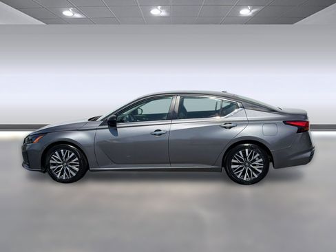 Used 2025 Nissan Altima 2.5 SV FWD image 2
