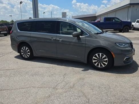 Used 2023 Chrysler Pacifica Touring-L FWD image 2