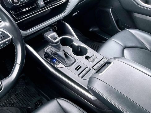 Used 2022 Toyota Highlander XLE image 19
