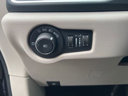 Used 2024 Chrysler Pacifica Touring-L image 6