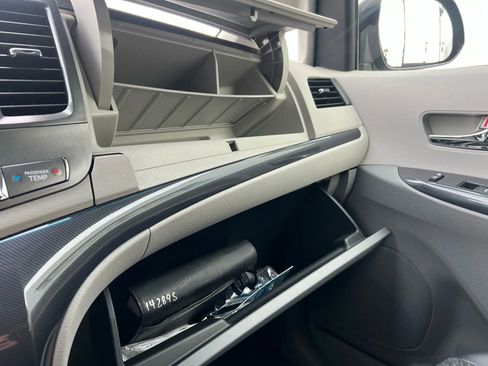 Used 2014 Toyota Sienna SE image 21