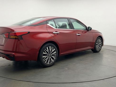 Used 2025 Nissan Altima 2.5 SV FWD image 9