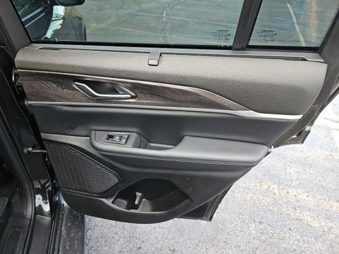 Used 2023 Jeep Grand Cherokee Limited w/ Luxury Tech Group II image 17