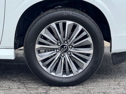 Used 2025 INFINITI QX80 Sensory image 3