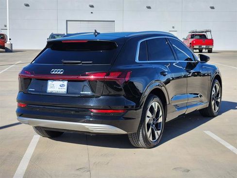 Used 2022 Audi e-tron Premium Plus w/ Premium Plus Package image 4