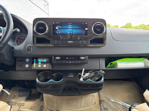 Used 2020 Mercedes-Benz Sprinter 2500 w/ Windows All Around Package image 27