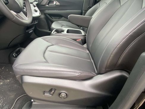 New 2026 Chrysler Pacifica Select AWD/4WD image 10