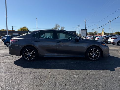 Used 2020 Toyota Camry SE image 4