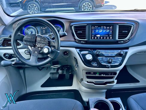 Used 2018 Chrysler Pacifica Touring Plus FWD image 22