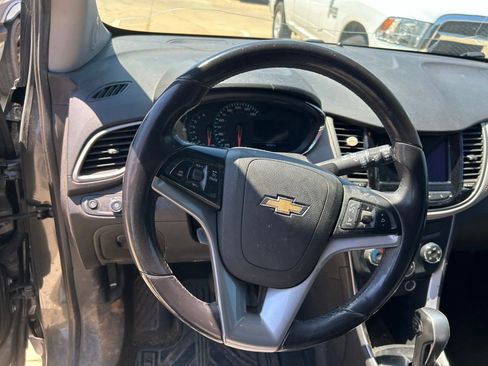 Used 2019 Chevrolet Trax LT w/ Sun & Sound Package FWD image 5