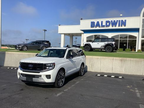 New 2026 Ford Expedition Platinum w/ Platinum Ultimate Package AWD/4WD image 3