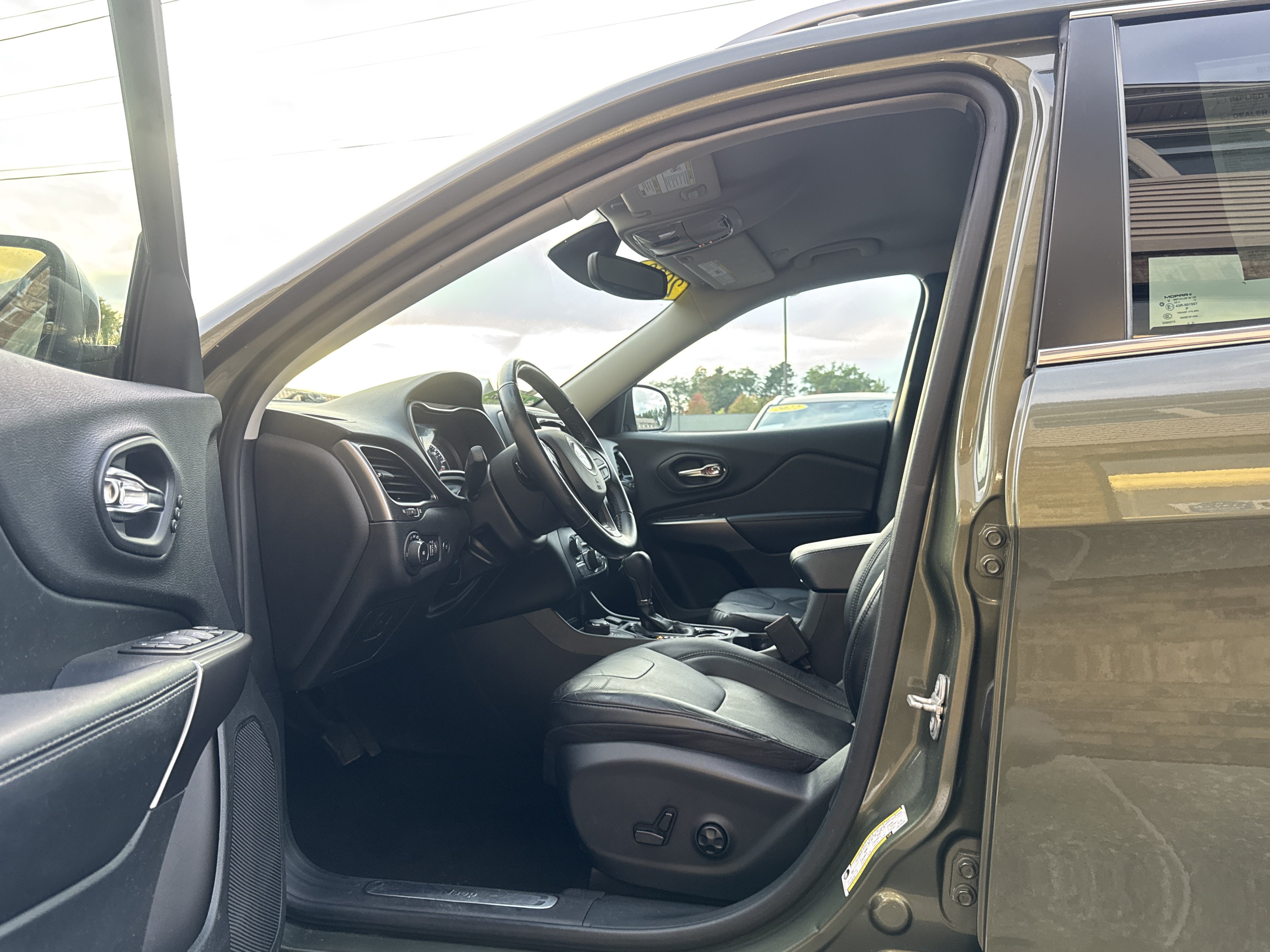Used 2020 Jeep Cherokee Limited AWD/4WD image 8