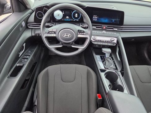 Used 2025 Hyundai Elantra SEL FWD image 4
