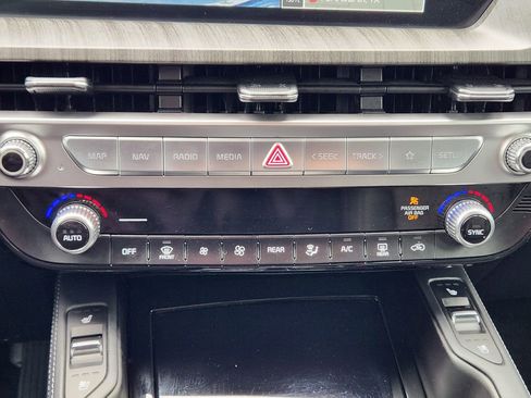 Used 2025 Kia Telluride EX w/ EX Captain's Chair Package image 19