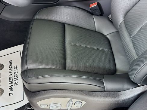 Certified 2025 Porsche Macan AWD/4WD image 13