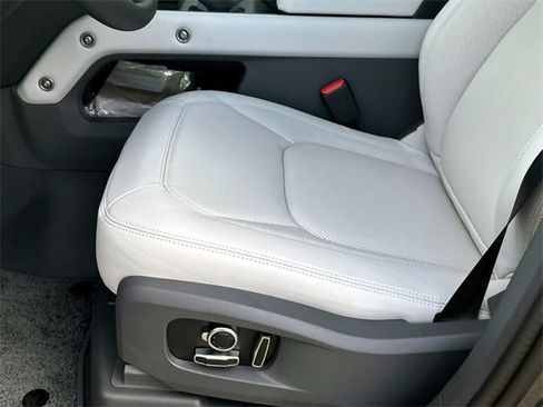 New 2025 Land Rover Defender 130 X-Dynamic SE image 18