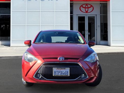 Used 2020 Toyota Yaris LE image 2
