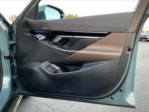 Used 2024 BMW 530i w/ Convenience Package image 27