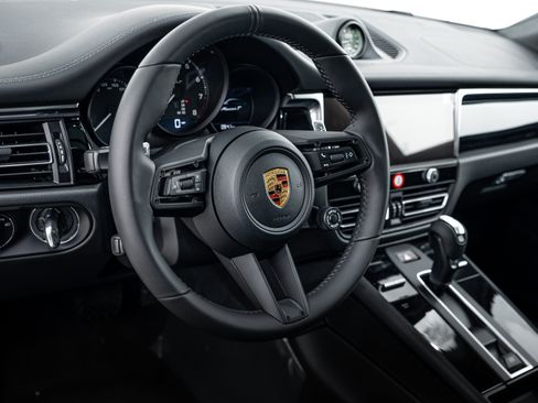 Certified 2026 Porsche Macan Turbo AWD/4WD image 4