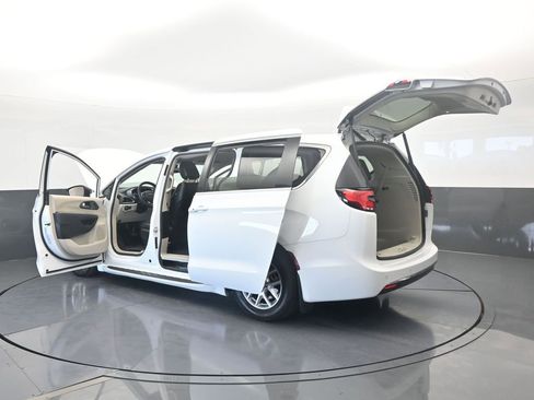 Used 2023 Chrysler Pacifica Touring-L image 77