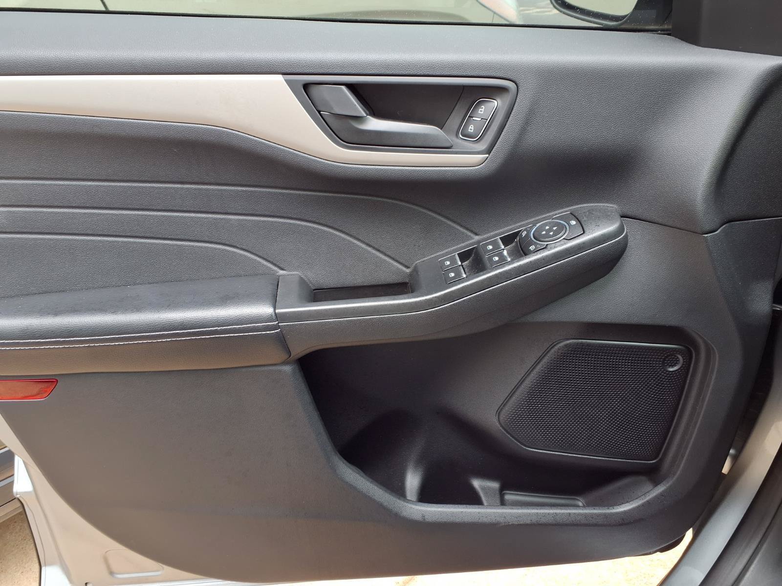Used 2022 Ford Escape SE FWD image 16