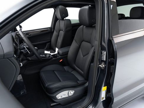 Certified 2025 Porsche Macan image 5