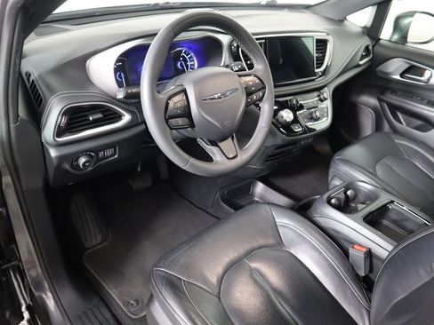 Used 2022 Chrysler Pacifica Touring-L w/ S Appearance Package image 7